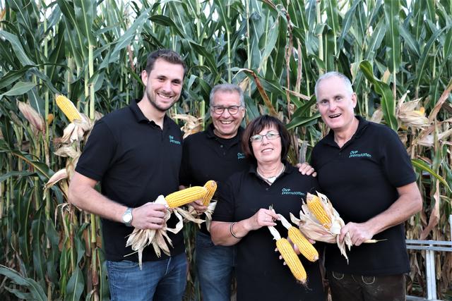 Unterbrachen für das Foto kurz den Woazln-Küchendienst: Matthias Pokorn, Gerhard Gangl, Sabina Sigmund und Markus Adam. | Foto: Edith Ertl