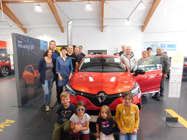 Das Team und seine Besucher vor dem neuen Renault Clio