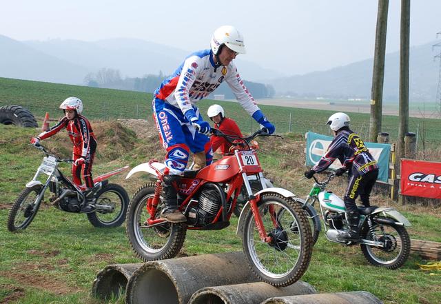 Rudi Machner auf seiner Trialmaschine.