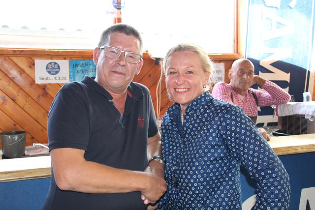 &lt;f&gt;Netter Plausch:&lt;/f&gt; Karl Strubreiter und Pavlina Kosteckova.