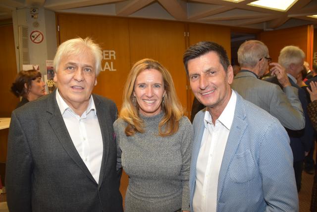 Soziallandesrat Christian Illedits (rechts) und Tanja Garber stießen auf Kurt Restarits. | Foto: Martin Wurglits