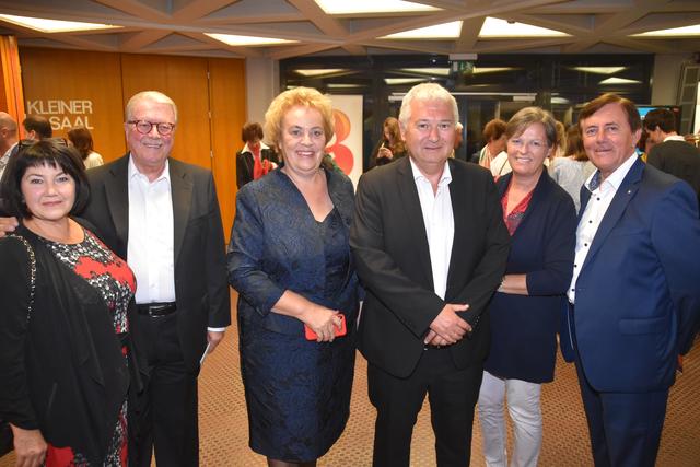 In doppelter Funktion dabei: Landtagspräsidentin und Darstellerin-Mutter Verena Dunst (3. von links). | Foto: Martin Wurglits