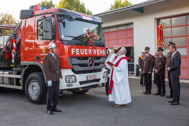 Pfarrer Norbert Filipitsch segnete das Fahrzeug, das in vielen Arbeitsstunden feuerwehrtauglich umgebaut wurde. | Foto:  jdf-events.at