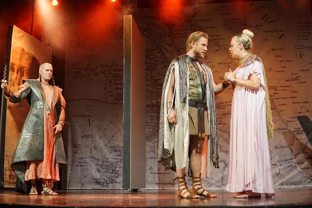 Kabale und Liebe im antiken Ägypten: Zoser (Florian Resetarits), Radames (András Koczor), Amneris (Susanne Dunst). | Foto: Oswald Hager