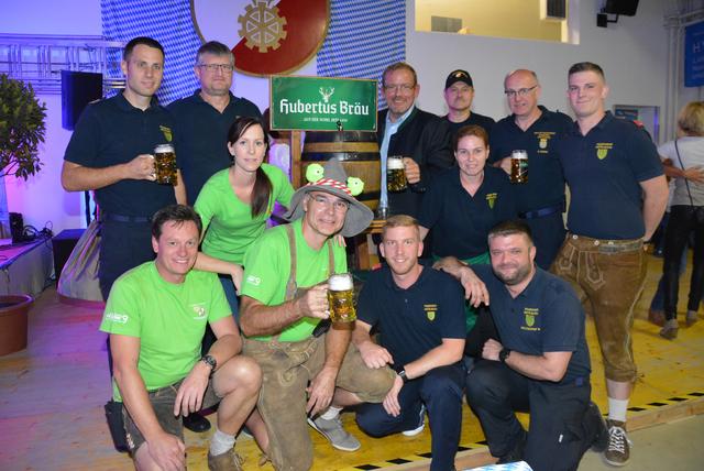 Michael Wögerer, Gerhard Grum, Christian Balon und Günter Bader mit Feuerwehrmitgliedern beim Bieranstich