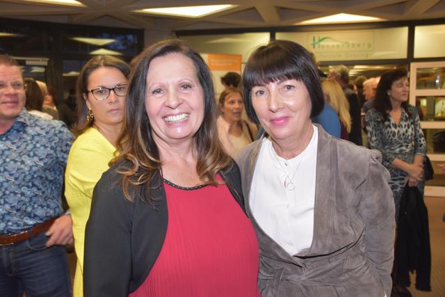 Intendantin Marianne Resetarits (links) war sichtlich stolz auf die gelungene Premiere. | Foto: Martin Wurglits