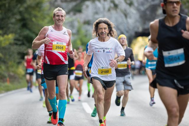 Kurz nach dem Urtelstein grinsen Dieter und ich noch fröhlich ... | Foto: Rainer Mirau, Velo-Run