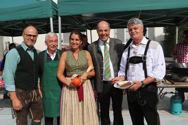 Helmut Baudendistel, Werner Skringer, Nina Kostner, Karl Ziegler und Robert Maitz vom Gemeindevorstand luden in Fernitz-Mellach zum Sterzsonntag. | Foto: Edith Ertl