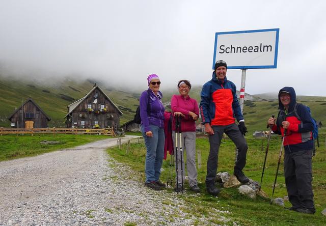 Fini, Gigi, Karl und ich (von links) auf der Hochfläche der Schneealm mit dem "Ortsschild" samt Blick zur Michlbauerhütte