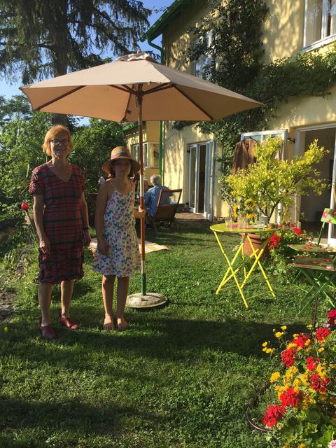 Idyllisches Sommerfest im Garten
