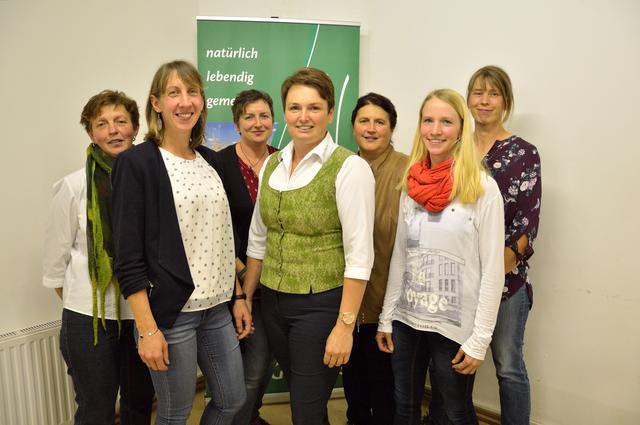 Gemeindebäuerin Margit Hasl, Gebietsbäuerin-Stv. Kerstin Helmreich, Gemeindebäuerin Michaela Böhm-Gundacker, Gebietsbäuerin Andrea Wagner, Gemeindebäuerin Gertraud Rametsteiner, Gebietsbäuerin-Stv. Brigitte Rametsteiner, Gemeindebäuerin Monika Lair (v.l.). | Foto: Bäuerinnen Groß Gerungs