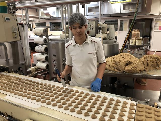 Manuel Vlazny ist Lehrling bei der Confiserie Heindl und hier bei der Produktion der beliebten Maroniherzen im Einsatz.