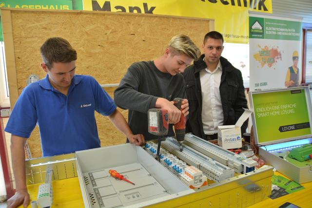 Die Lehrlinge Daniel Jagesberger mit Tobias Mayer und Manuel Schausberger. | Foto: Roland Mayr