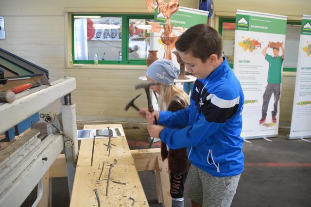 Lukas Frühauf und Isabelle Gorkowski betätigten sich im Lagerhaus Mostviertel-Mitte als Zimmerer. | Foto: Roland Mayr