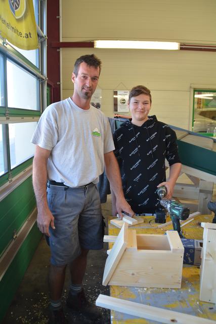 Markus Wieser weihte Lukas Leeb im Lagerhaus in die Geheimnisse der Zimmerei ein und bastelte mit ihm ein Vogelhaus. | Foto: Roland Mayr
