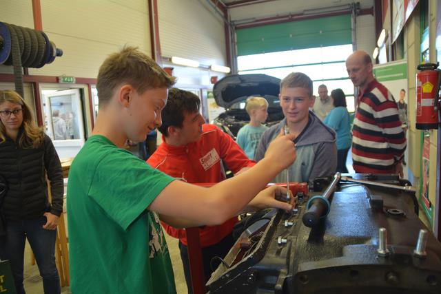 Samuel Schaufler, Christoph Handl und Lukas Fischer schraubten als "angehende Kfz-Techniker" einen Motorblock zusammen. | Foto: Roland Mayr