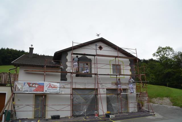 Meistermaler Andreas Lengauer wurde mit seinem Team in Gresten bei der Arbeit gefilmt. | Foto: Roland Mayr