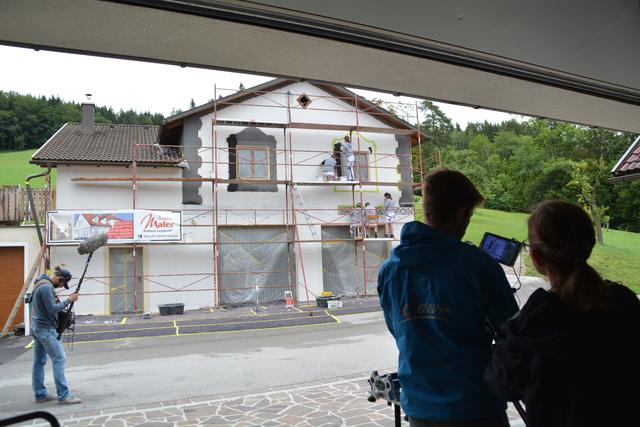 Meistermaler Andreas Lengauer wurde mit seinem Team in Gresten bei der Arbeit gefilmt. | Foto: Roland Mayr