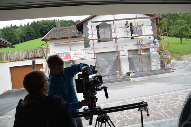 Meistermaler Andreas Lengauer wurde mit seinem Team in Gresten bei der Arbeit gefilmt. | Foto: Roland Mayr