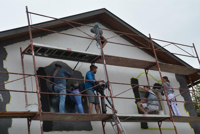 Meistermaler Andreas Lengauer wurde mit seinem Team in Gresten bei der Arbeit gefilmt. | Foto: Roland Mayr