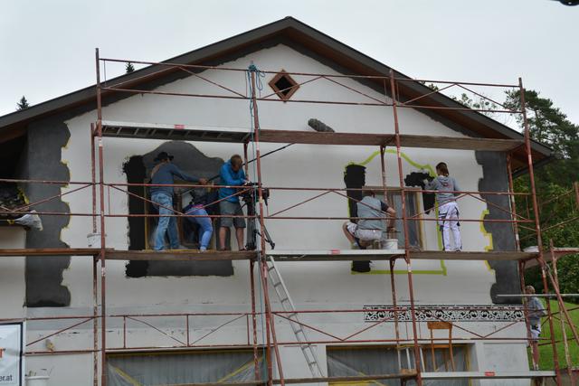Meistermaler Andreas Lengauer wurde mit seinem Team in Gresten bei der Arbeit gefilmt. | Foto: Roland Mayr