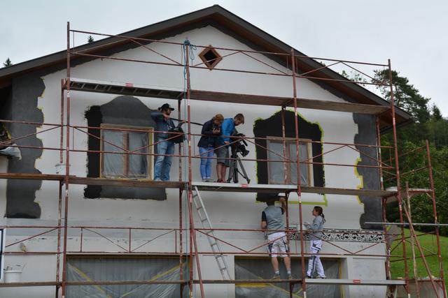 Meistermaler Andreas Lengauer wurde mit seinem Team in Gresten bei der Arbeit gefilmt. | Foto: Roland Mayr