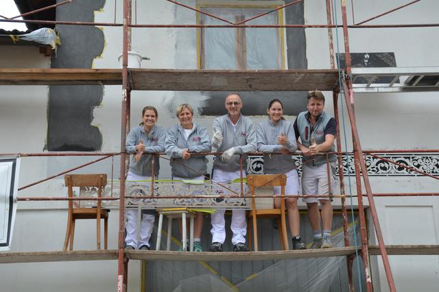 Meistermaler Andreas Lengauer (r.) wurde mit seinem Team in Gresten bei der Arbeit gefilmt. | Foto: Roland Mayr