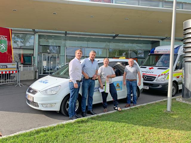 Jubiläumsfahrt: LAbg. Bernhard Hirczy, LAbg. Ewald Schnecker, Passagier Markus Bammer und Taxi-Unternehmer Norbert Decker (von links). | Foto: Lichtregion