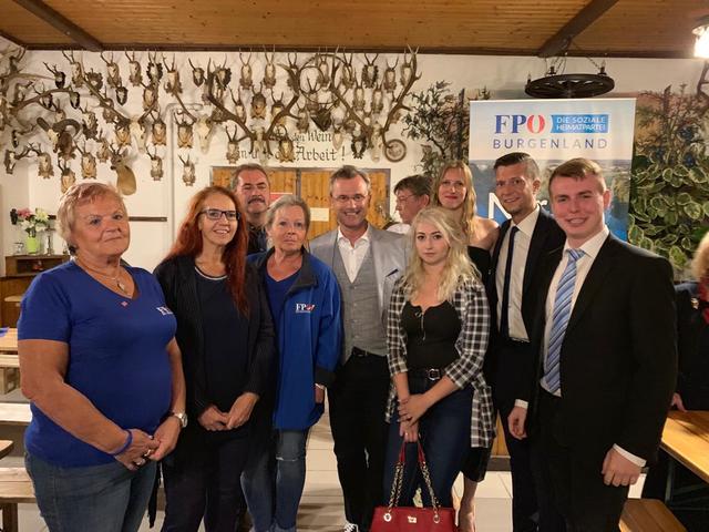 Norbert Hofer (mi) mit FPÖ Funktionären in der Heurigenschenke Duschanek | Foto: Adelmann