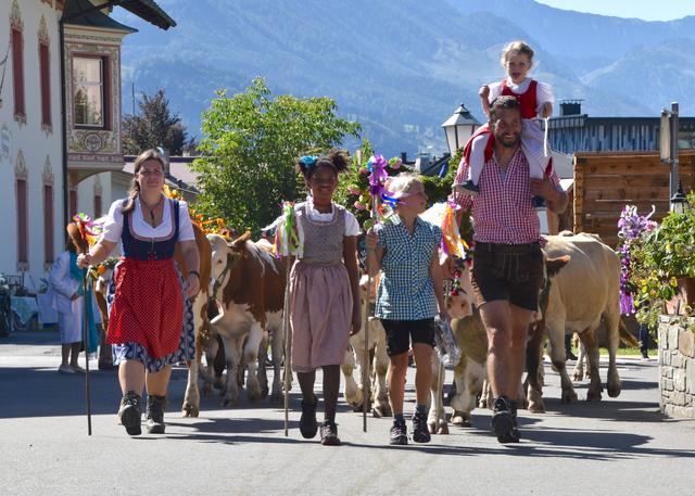 Zahlreiche Besucher säumten die Straßen, um die bunt geschmückten Tiere zu sehen. | Foto: Johanna Schweinester