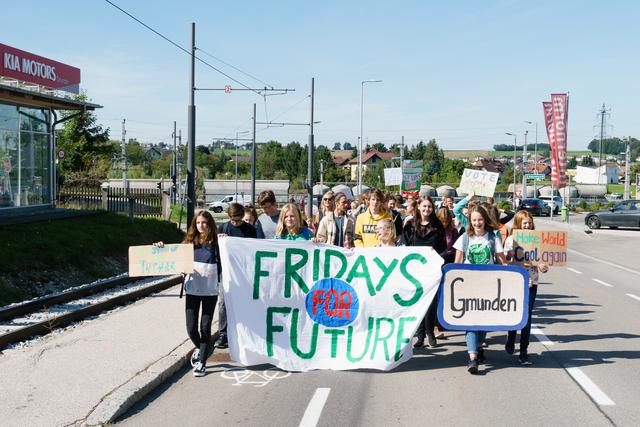 150 Demonstranten liefen am Freitag durch die Stadt Gmunden