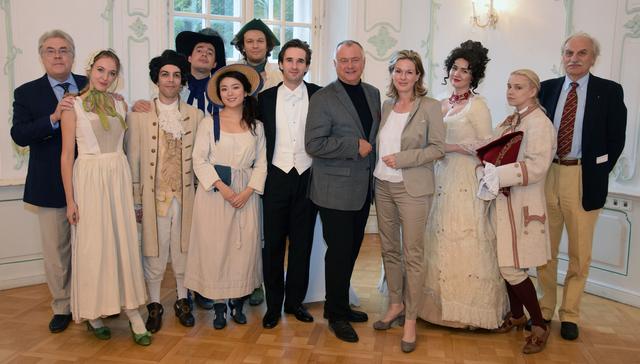 Michael Werba, Hans Stefan Hintner (5. von rechts) und Hubert Rinner (rechts) mit den MusikerInnen der Angelika Prokopp-Sommerakademie der Wiener Philharmoniker beim Herbstkonzert im Schloss Hunyadi. | Foto: Bernhard Garaus