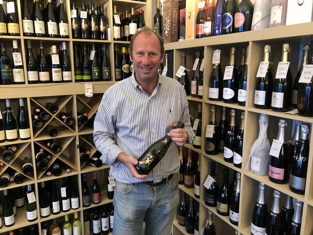 Robert Sponer-Triulzi inmitten seines Reichs, das die Herzen von Weinkennern höherschlagen lässt.