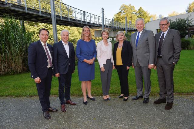 LH-Stv. Manfred Haimbuchner (Oberösterreich), LR Johann Seitinger (Steiermark), LR Andrea Klambauer (Salzburg), LH-Stv. Gaby Schaunig (Kärnten), LR Beate Palfrader (Tirol), LR Martin Eichtinger (Niederösterreich), LSth Karlheinz Rüdisser (Vorarlberg).  | Foto: Land Kärnten/Helge Bauer