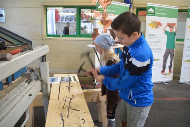 Lukas Frühauf und Isabelle Gorkowski betätigten sich im Lagerhaus Mostviertel-Mitte als Zimmerer. | Foto: Roland Mayr