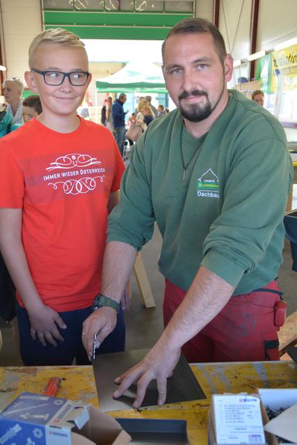Raphael Gorkowski lernte einiges von Klaus Zwick bei der Lehrlings-Challenge im Lagerhaus in Purgstall. | Foto: Roland Mayr