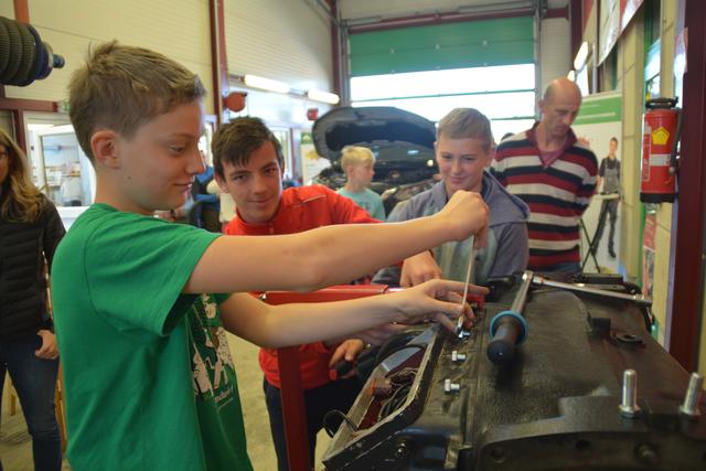 Samuel Schaufler, Christoph Handl und Lukas Fischer schraubten als "angehende Kfz-Techniker" einen Motorblock zusammen. | Foto: Roland Mayr