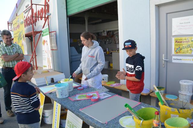Madeleine Wollanka zeigte dem Nachwuchs, worauf es im Lehrberuf der Malerei genau geht. | Foto: Roland Mayr