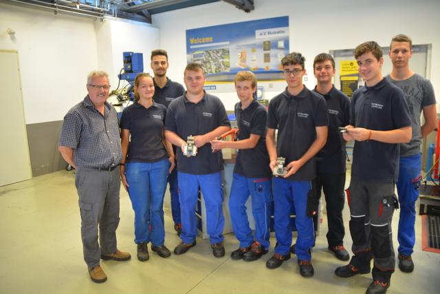 Fundierte Lehrlingsausbildung bei Busatis: Erich Wenighofer mit seinen "Schützlingen" in der Lehrwerkstätte in Purgstall.