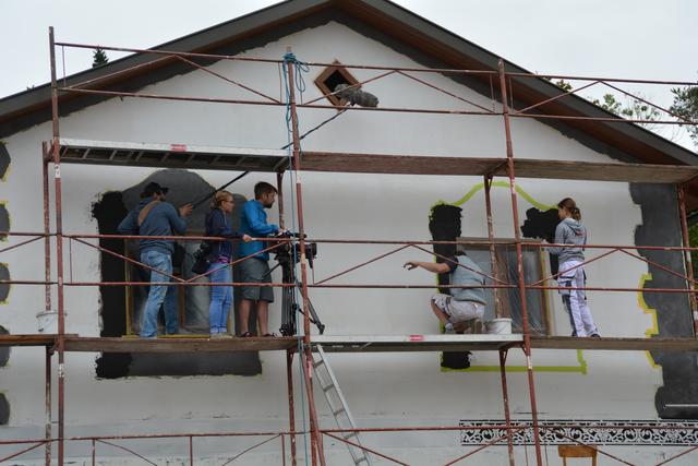 Meistermaler Andreas Lengauer wurde mit seinem Team in Gresten bei der Arbeit gefilmt. | Foto: Roland Mayr