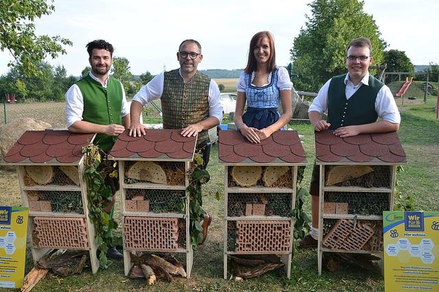 Betreuungslehrer Wolfgang Funder, Bgm. Niko Reisel, Leiterin Birgit Klampfer und Obmann Thomas Zeitelberger mit den neu errichteten Nützlingshotels