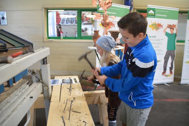 Lukas Frühauf und Isabelle Gorkowski betätigten sich im Lagerhaus Mostviertel-Mitte als Zimmerer. | Foto: Roland Mayr