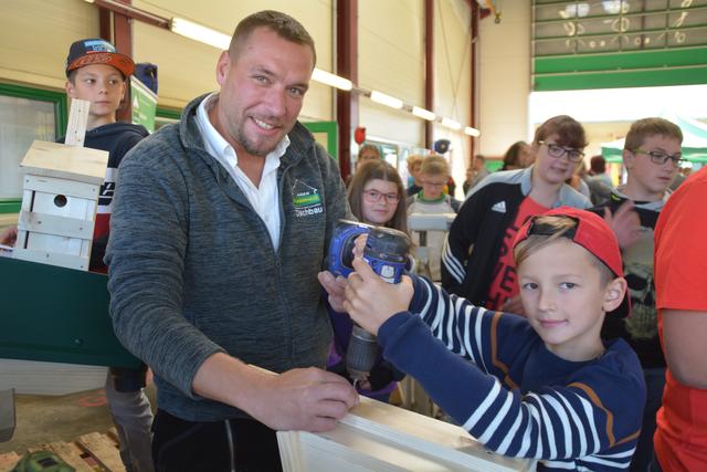 Roland Höbartner weihte Felix Brunnbauer im Lagerhaus in die Geheimnisse der Zimmerei ein und bastelte mit ihm ein Vogelhaus. | Foto: Roland Mayr