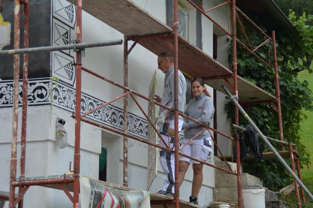 Meistermaler Andreas Lengauer wurde mit seinem Team in Gresten bei der Arbeit gefilmt. | Foto: Roland Mayr