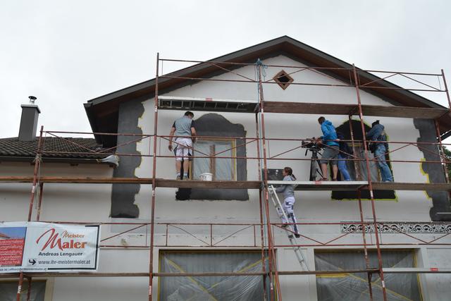 Meistermaler Andreas Lengauer wurde mit seinem Team in Gresten bei der Arbeit gefilmt. | Foto: Roland Mayr