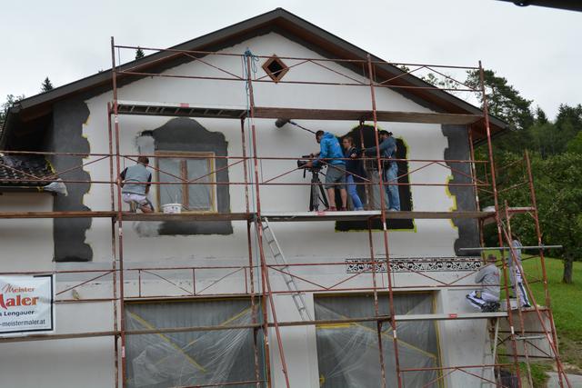 Meistermaler Andreas Lengauer wurde mit seinem Team in Gresten bei der Arbeit gefilmt. | Foto: Roland Mayr