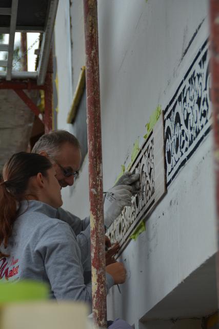 Meistermaler Andreas Lengauer wurde mit seinem Team in Gresten bei der Arbeit gefilmt. | Foto: Roland Mayr