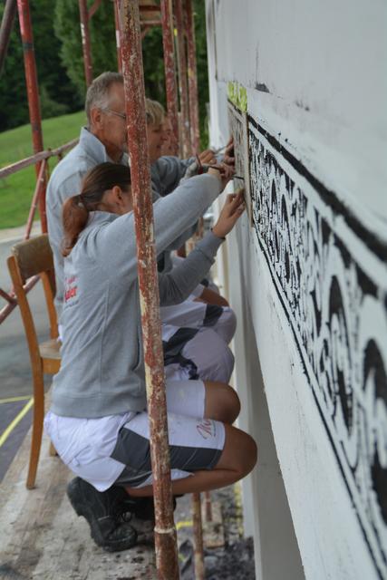 Meistermaler Andreas Lengauer wurde mit seinem Team in Gresten bei der Arbeit gefilmt. | Foto: Roland Mayr