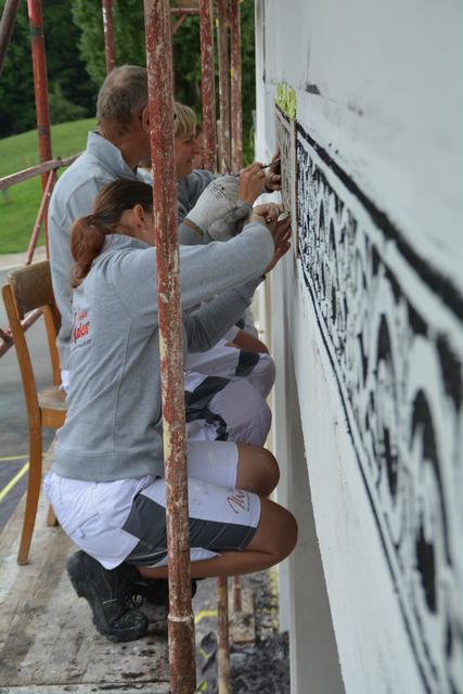 Meistermaler Andreas Lengauer wurde mit seinem Team in Gresten bei der Arbeit gefilmt. | Foto: Roland Mayr