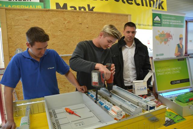 Die Lehrlinge Daniel Jagesberger mit Tobias Mayer und Manuel Schausberger. | Foto: Roland Mayr